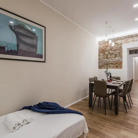 The Rent - Modern Three-bedroom A Few Steps From The Colosseum Daire