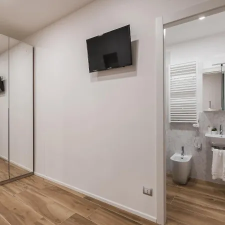 Apartment The Rent - Modern Three-bedroom A Few Steps From The Colosseum Rome