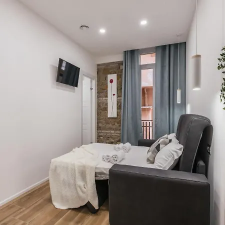 The Rent - Modern Three-bedroom A Few Steps From The Colosseum Rom